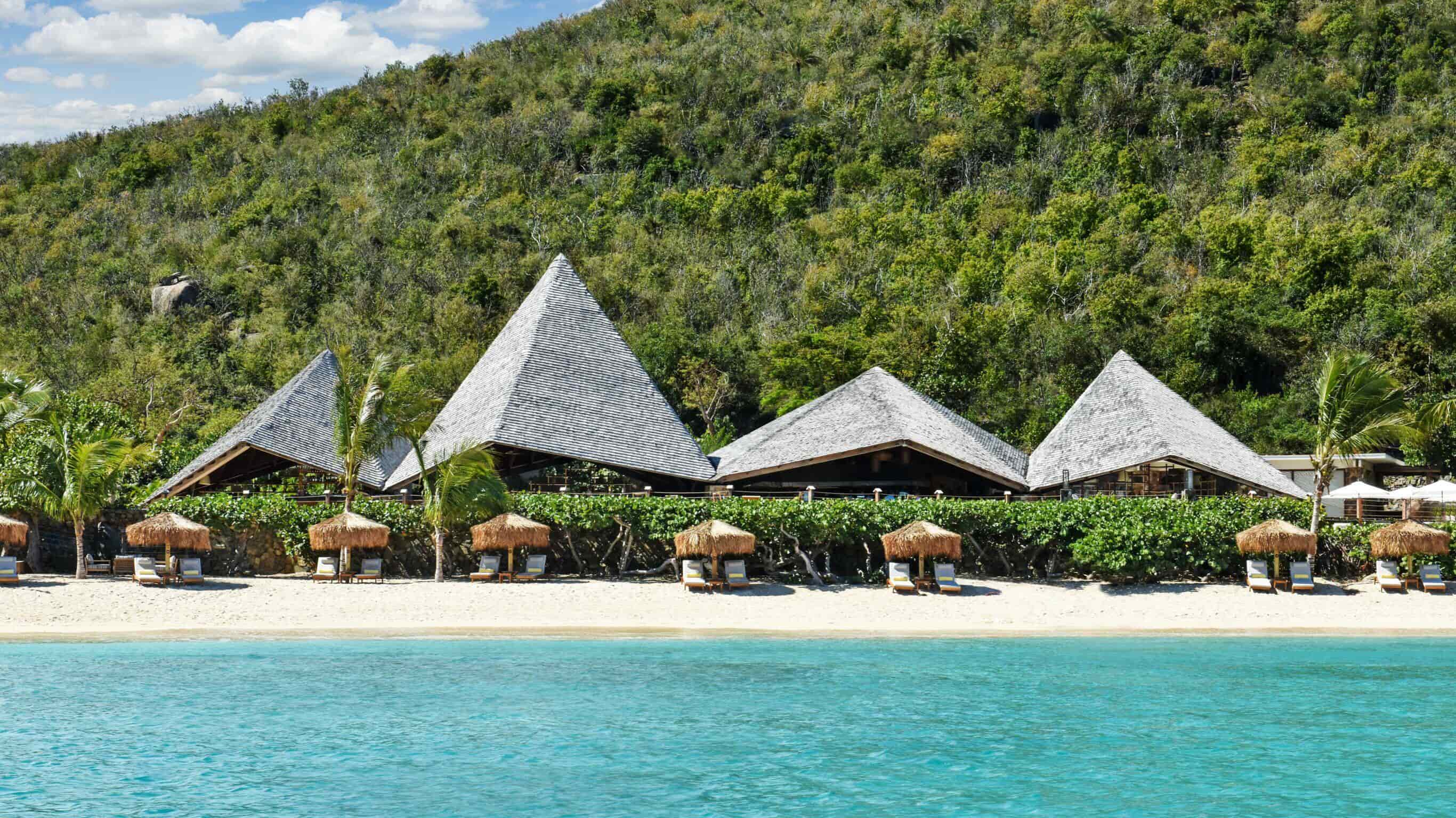 rosewood little dix bay british virgin islands karibik Strand mit Liegen und Blick