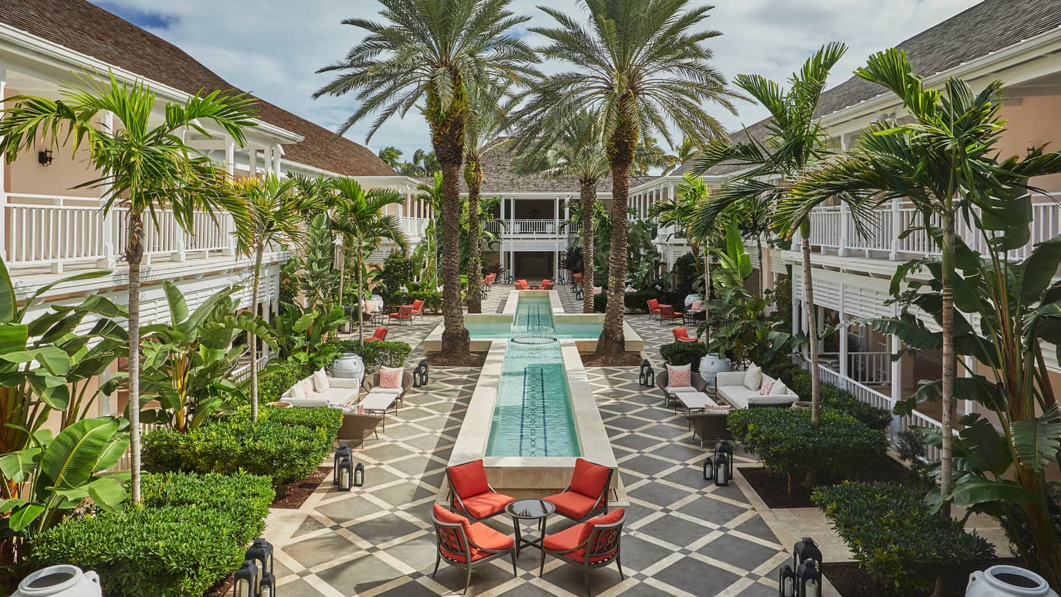 The ocean club Sitzgelegenheiten unter Palmen im Innenhof