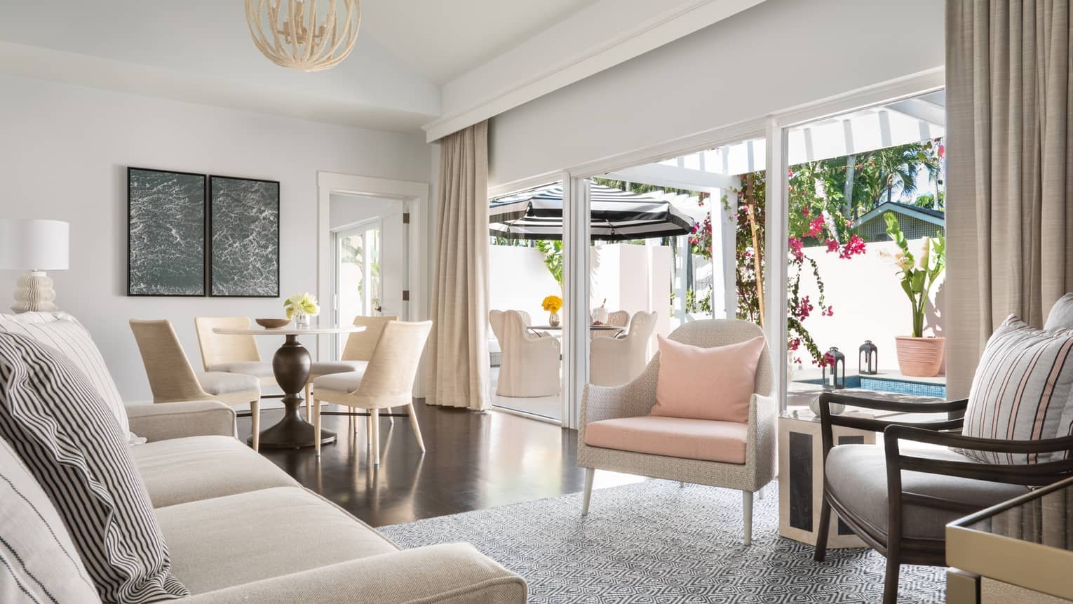 The ocean club Wohnbeispiel mit Wohnzimmer in hellen Farben