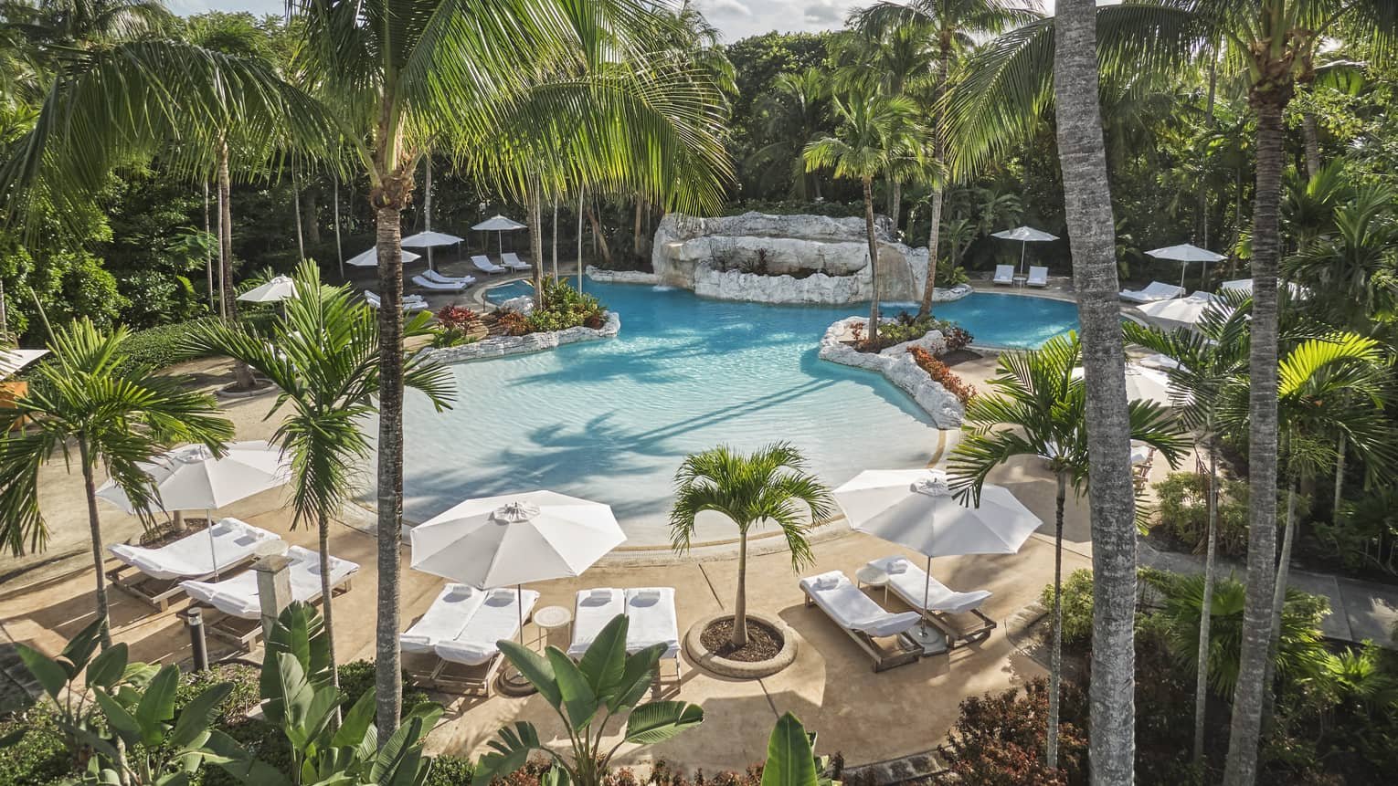 The Ocean Club Pool mit Liegen und Sonnenschirmen
