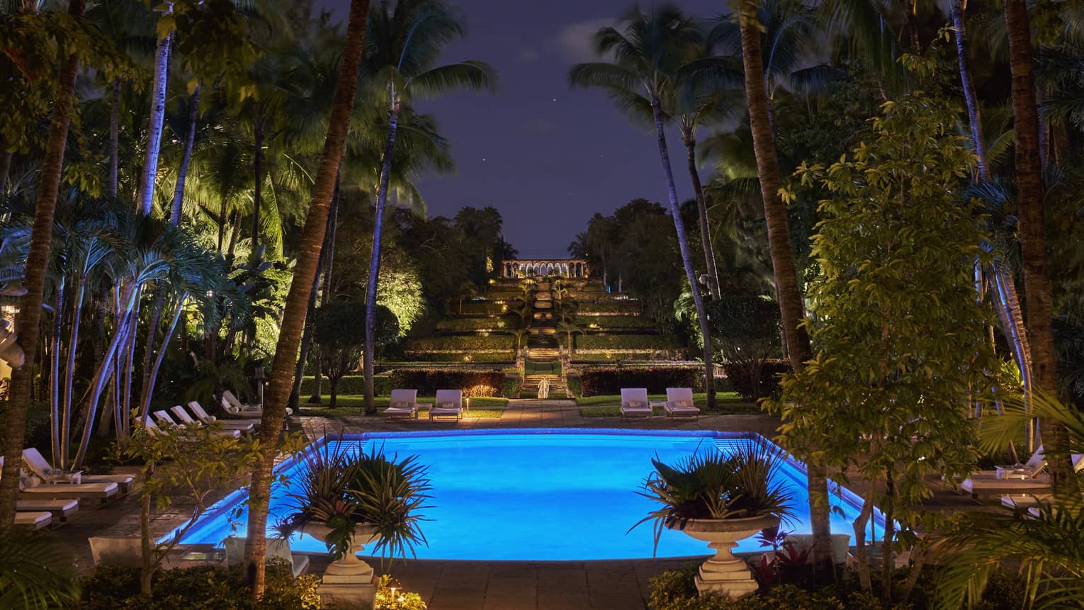 The ocean club Pool bei Nacht mit Beleuchtung