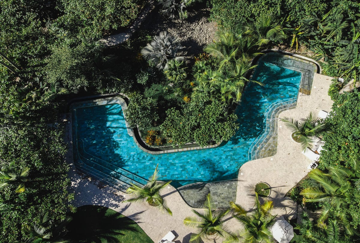 nantipa-costa-rica-familienluxusreise-thefamilyproject-pool-luftbildaufnahme
