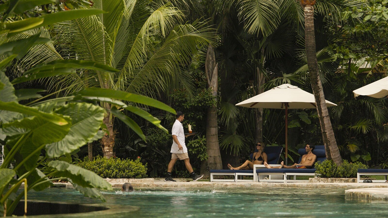 nantipa-costa-rica-familienluxusreise-thefamilyproject-sonnenliegen-pool