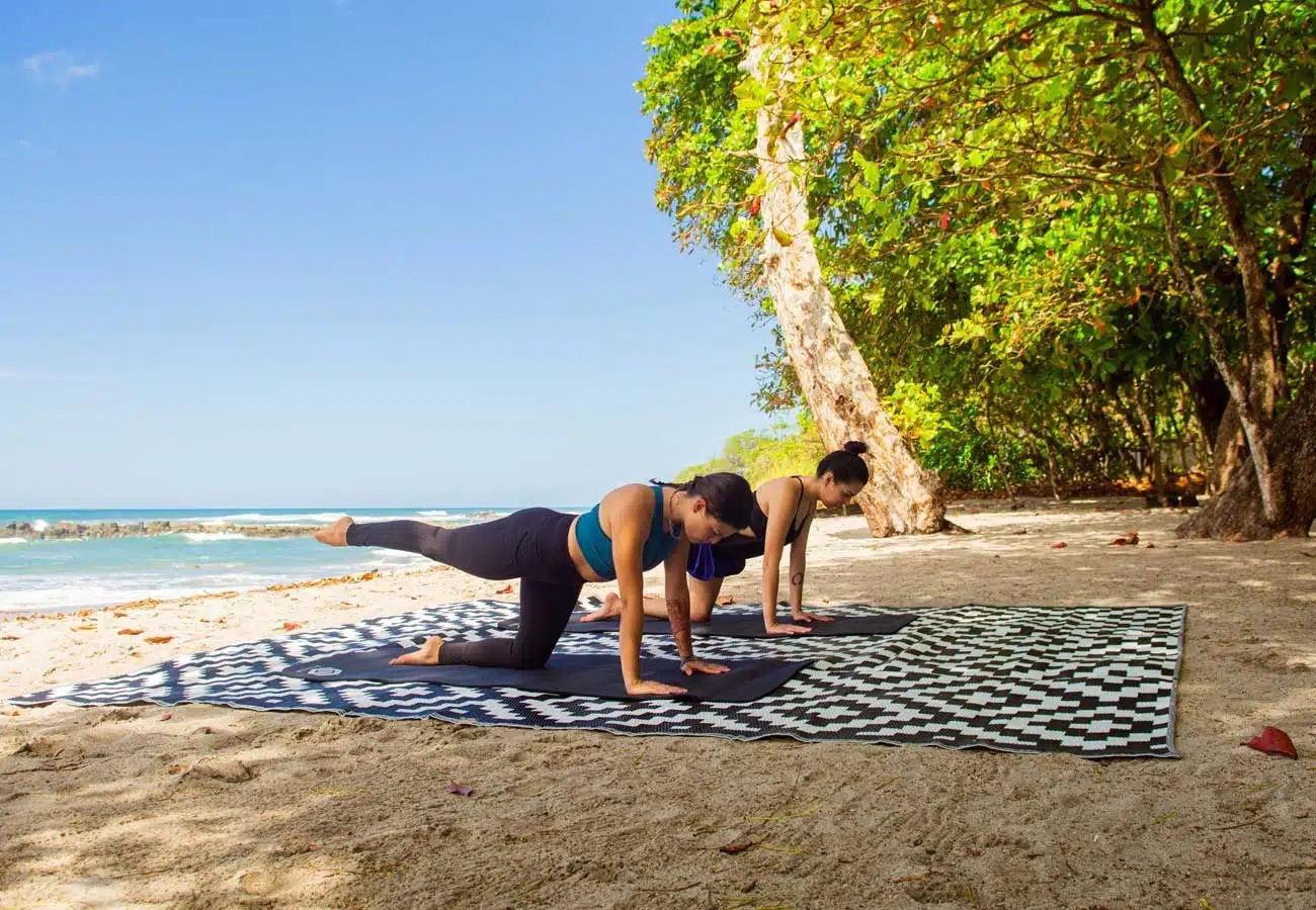 nantipa-costa-rica-familienluxusreise-thefamilyproject-yoga-strand