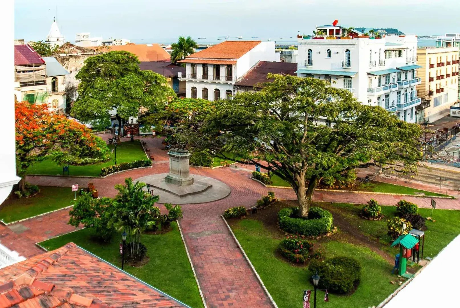 american trade hotel panama Platz mit Denkmal