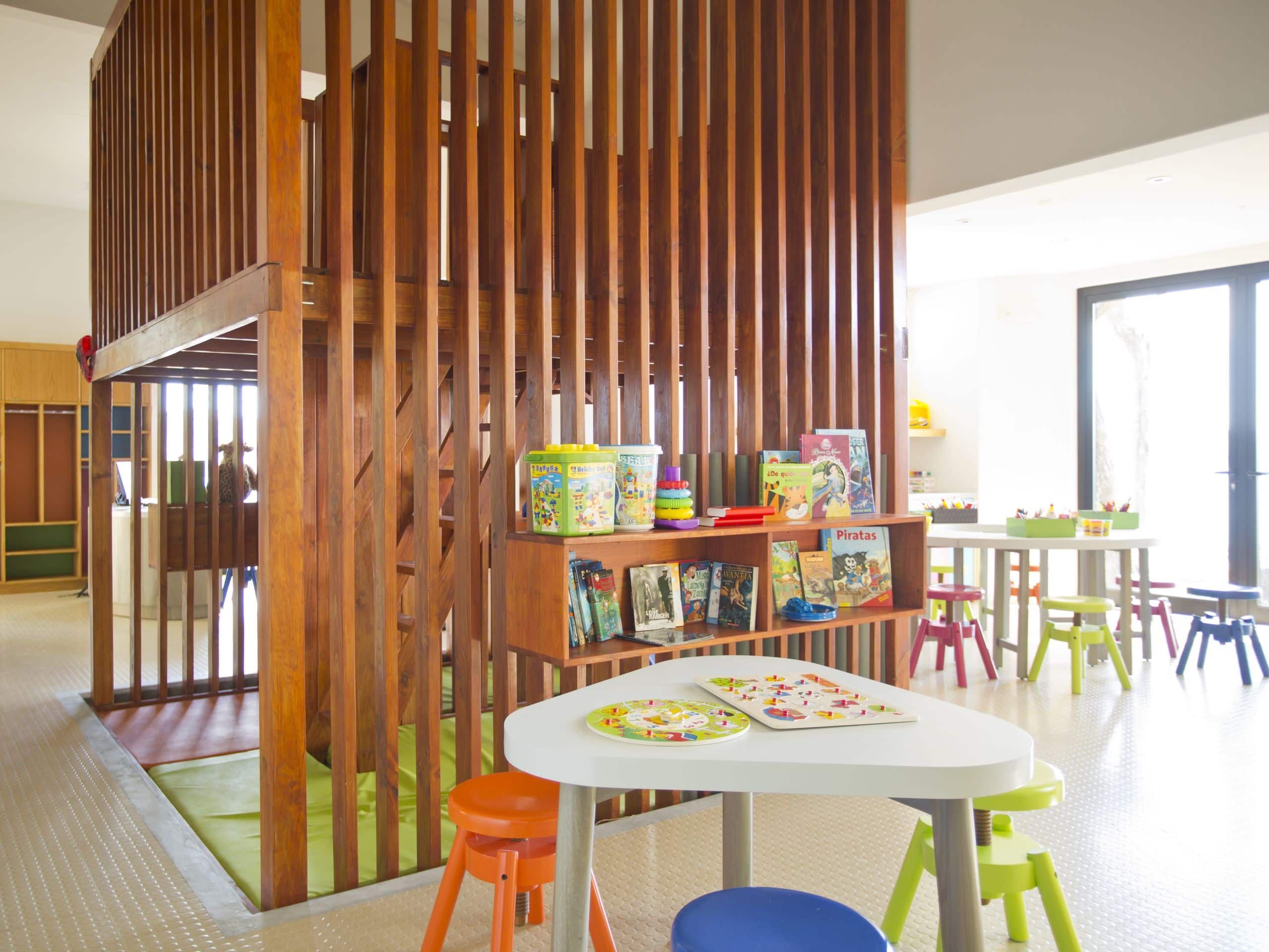 Andaz Resort at Peninsula Papagayo Cambi Kids Club bunte Kindertische