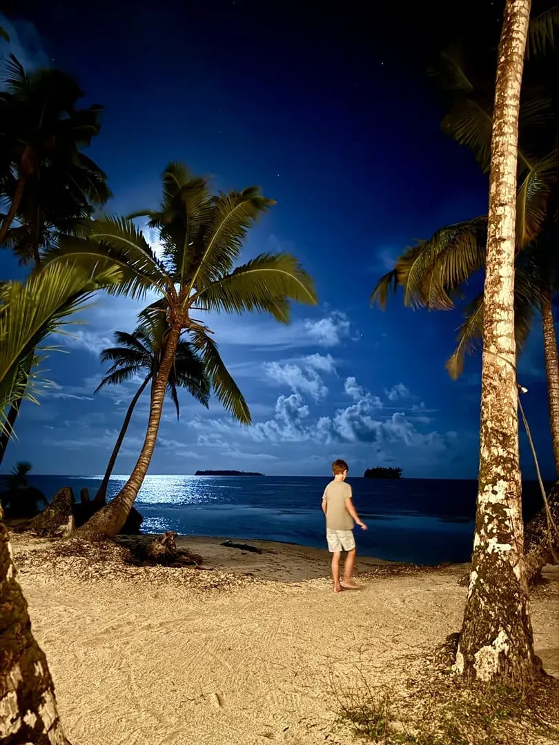 calala island privatbilder by night