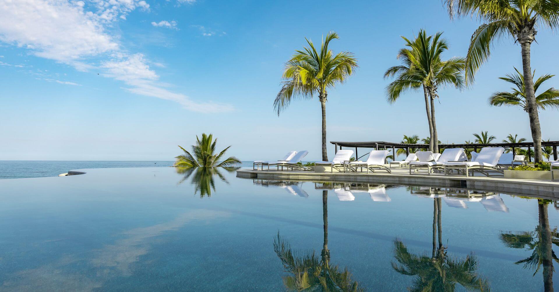 four seasons resort punta mita Pool mit Liegen