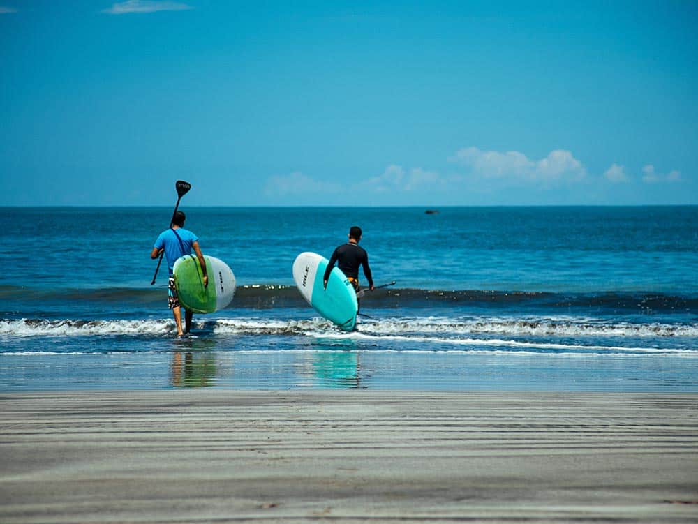 isla-palenque-panama-familienluxusreisen-thefamilyproject-paddleboards