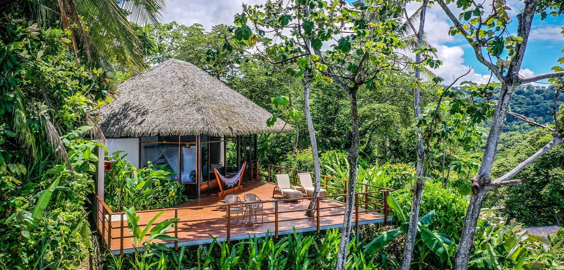 Lapa Rios lodge Deluxe Bungalow Aussenansicht mit Terrasse