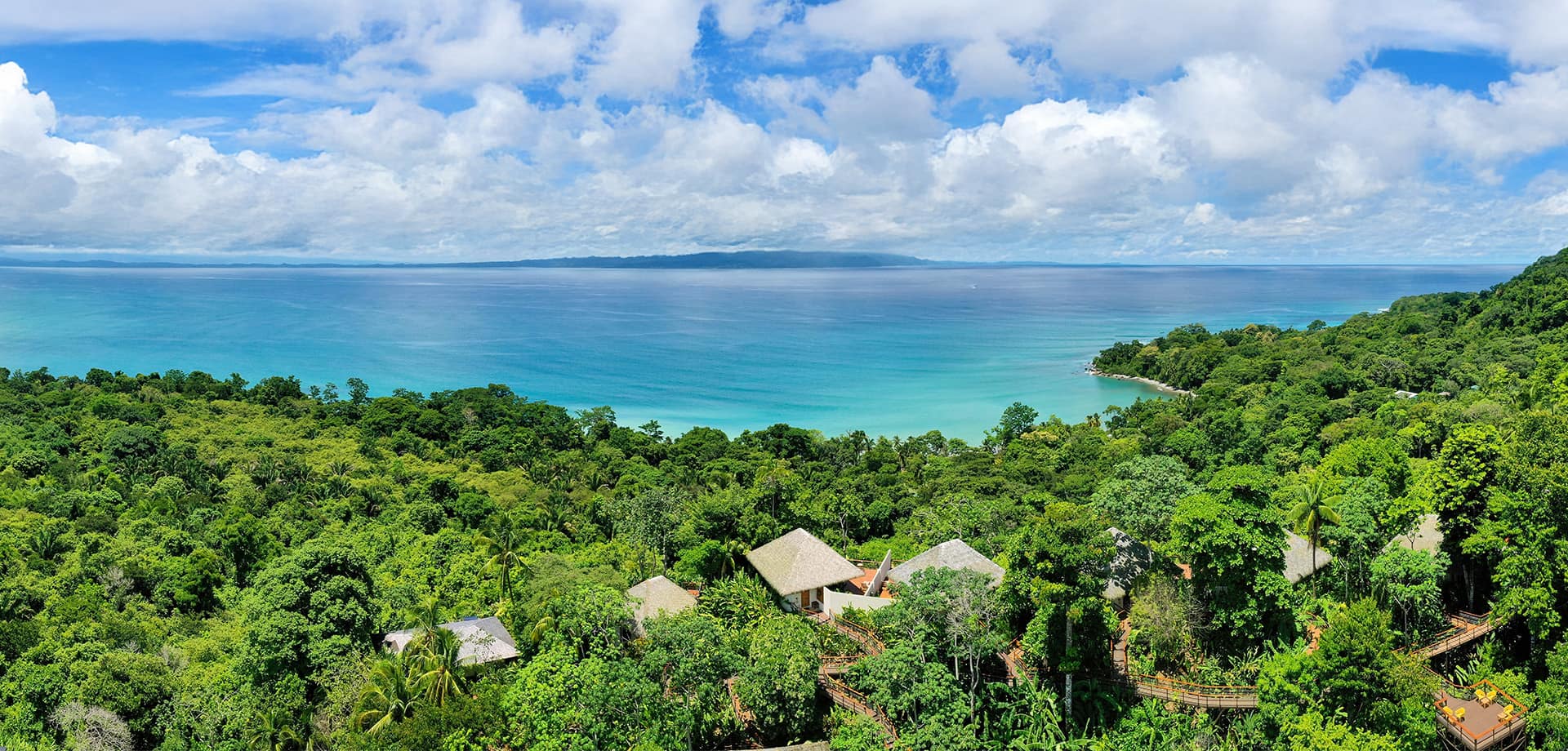 lapa-rios-lodge-costa-rica-familienluxusreise-thefamilyproject-luftbildaufnahme-lodge-meer
