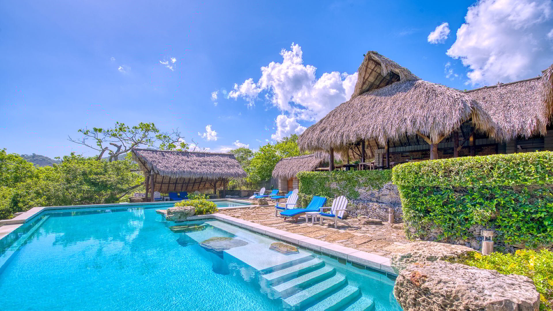 Morgans-Rock-Nicaragua-Pool mit Gebäude im Hintergrund