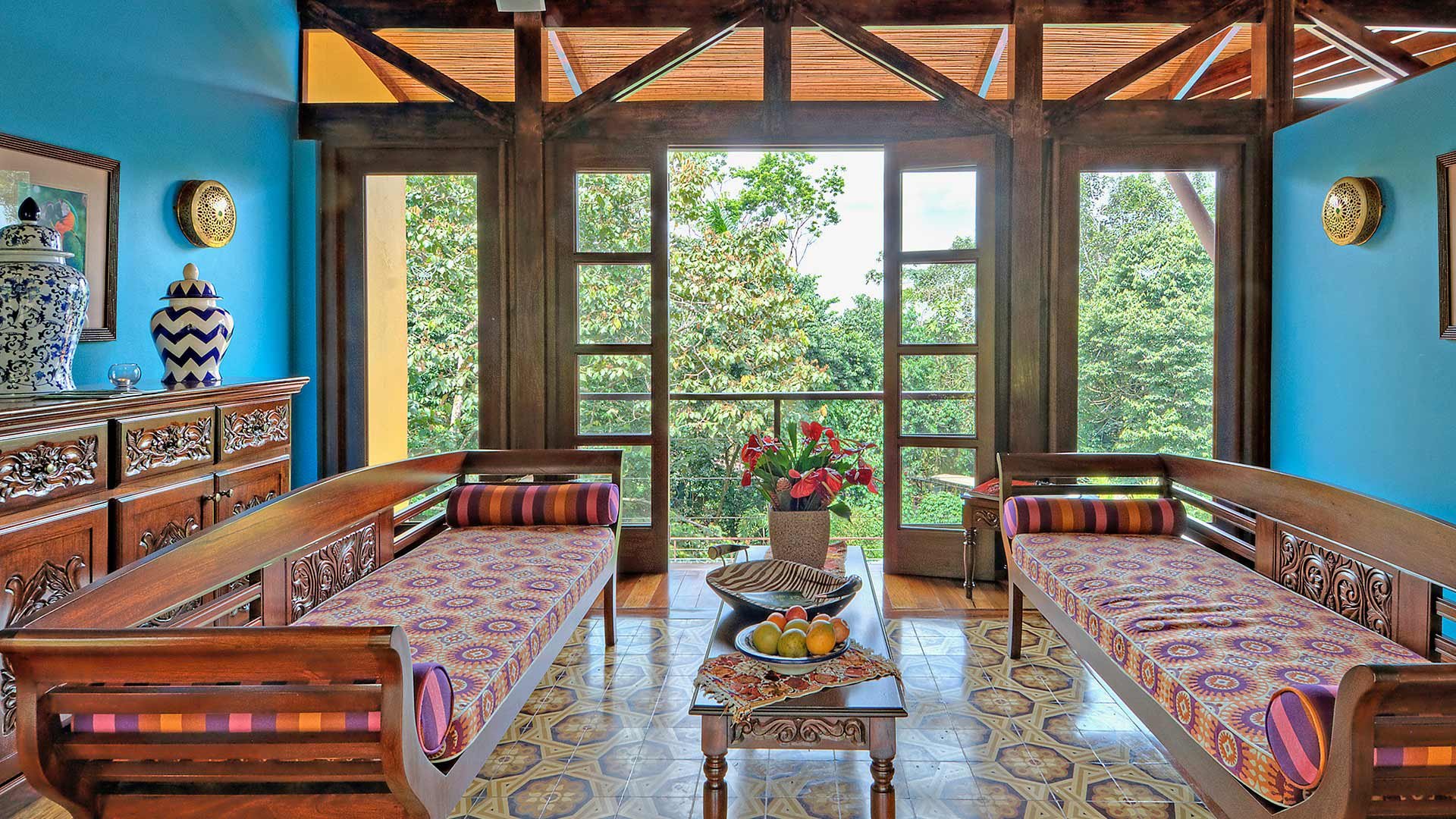 Nayara Tented Camp Costa Rica Wohnbereich mit traditionell gemusterten Stoffen