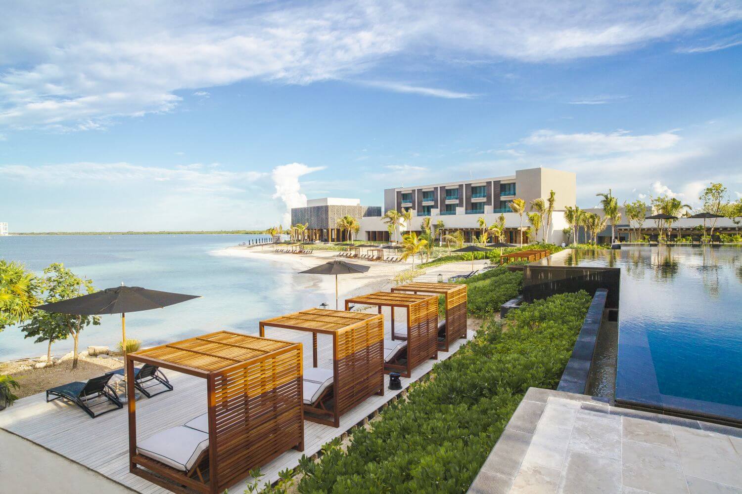 nizuc resort and spa hauptpool überdachte liegen