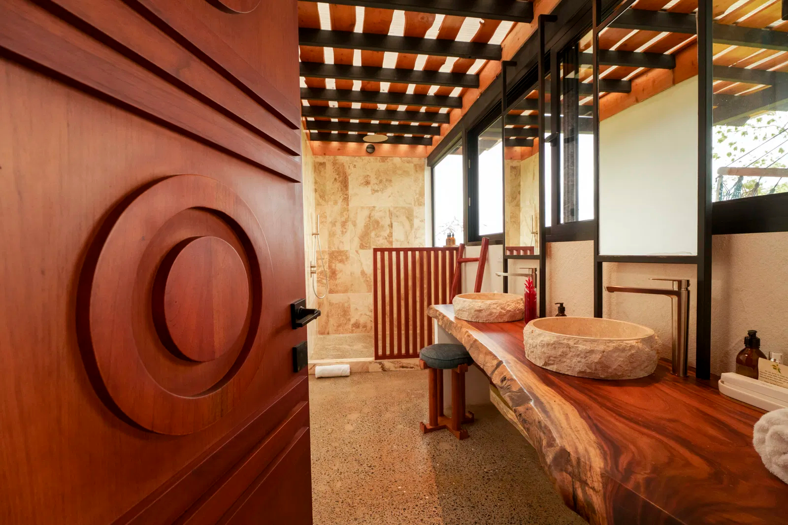 origins-astral-lodge-costa-rica-familienluxusreisen-thefamilyproject-badezimmer