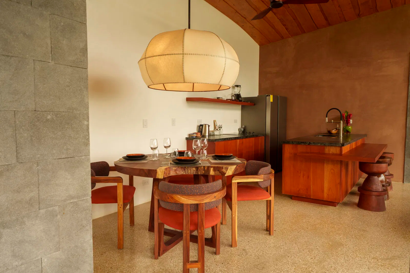 origins-astral-lodge-costa-rica-familienluxusreisen-thefamilyproject-kueche