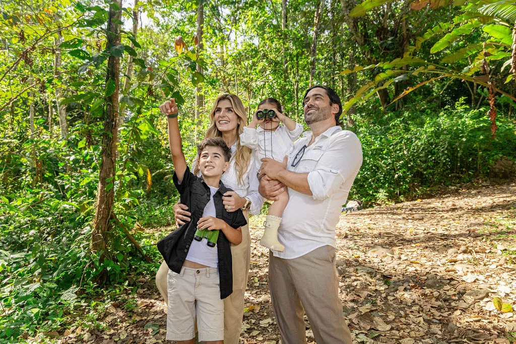 origins-astral-lodge-costa-rica-familienluxusreisen-thefamilyproject-wanderung