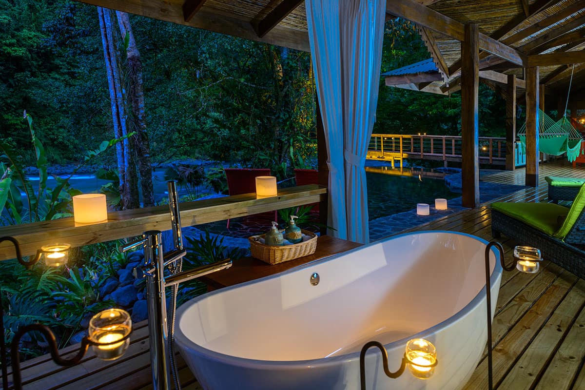 Pacuare Jungle Lodge freistehende Badewanne mit Blick auf den Fluss
