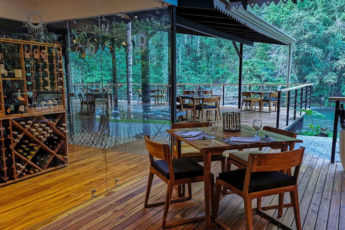 pacuare-lodge-costa-rica-familienluxusreise-thefamilyproject-restaurant-terrasse
