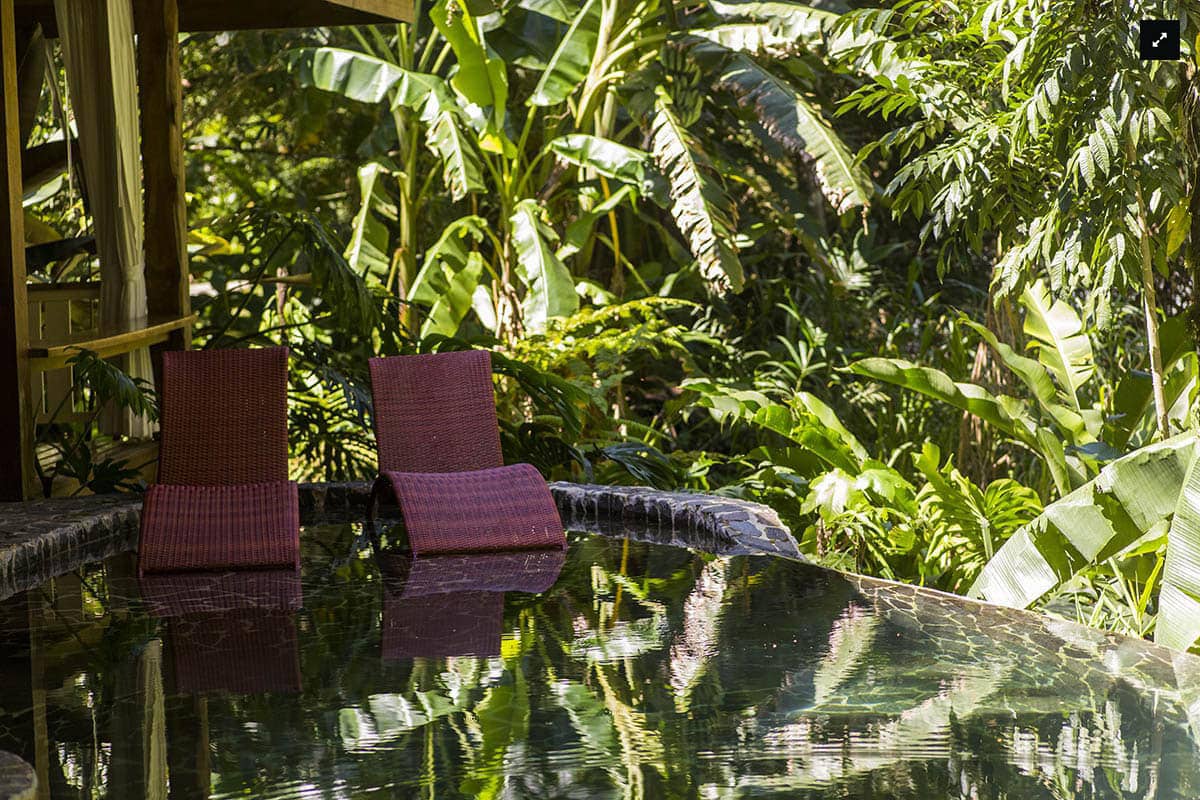 pacuare-lodge-costa-rica-familienluxusreise-thefamilyproject-sonnenliegen-am-pool