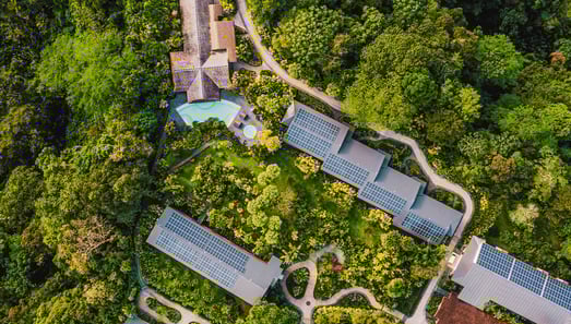 tabacon thermal resort übersicht mit solar paneelen