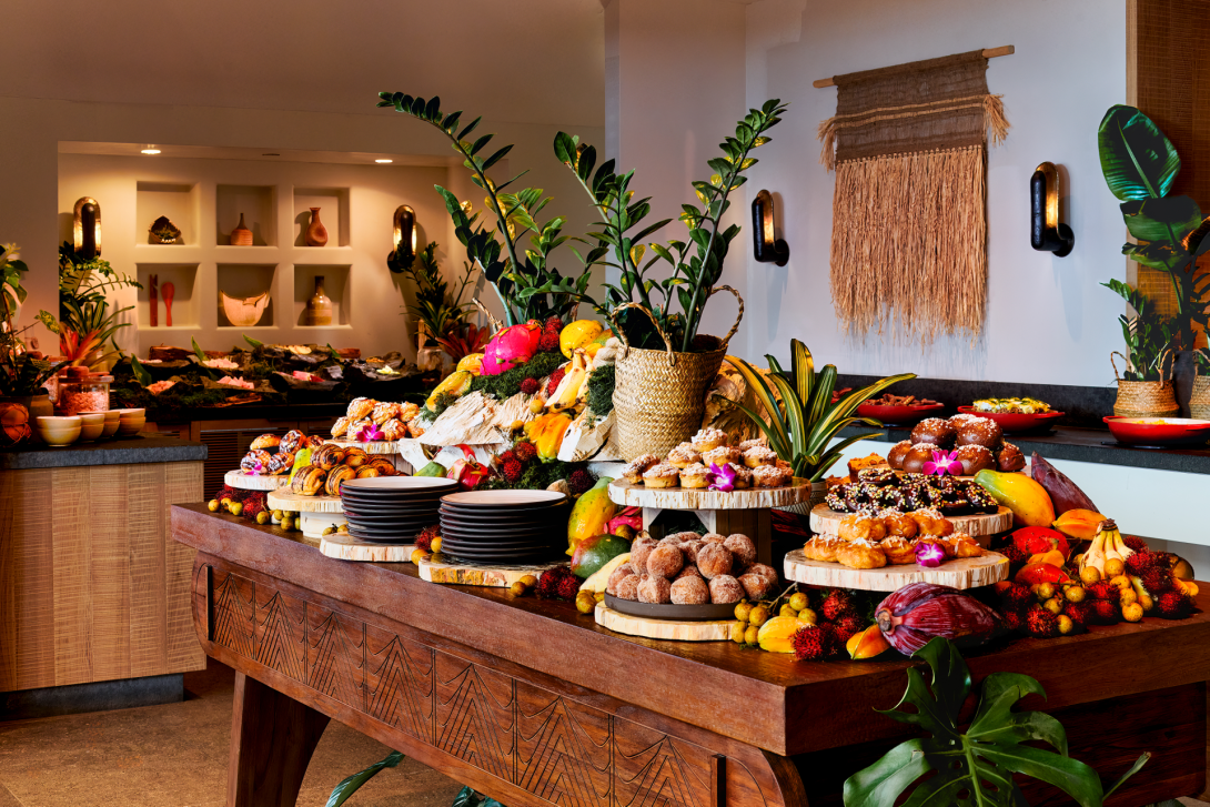 1-hotel-hanalei-bay-kauai-hawaii-familienluxusreisen-thefamilyproject-buffet