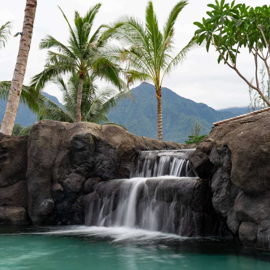 1-hotel-hanalei-bay-kauai-hawaii-familienluxusreisen-thefamilyproject-wasserfall