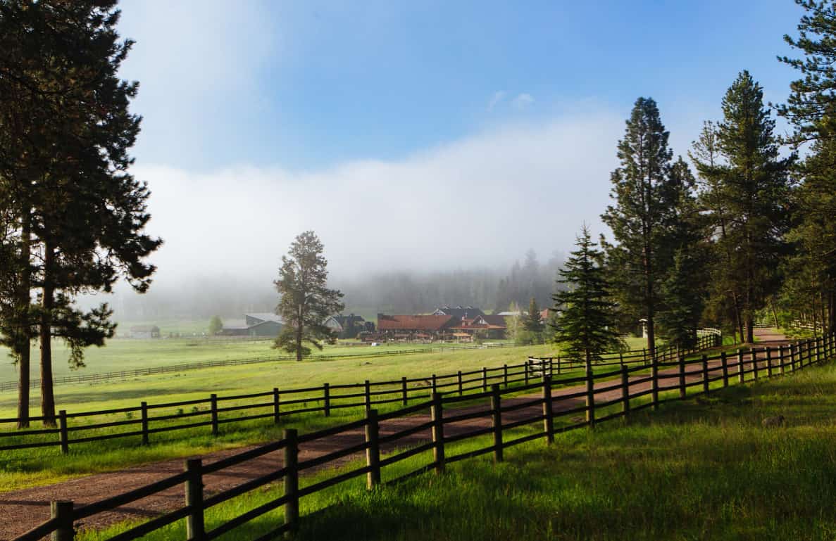 Eine Ranch in den USA in leichtem Nebel verhüllt.