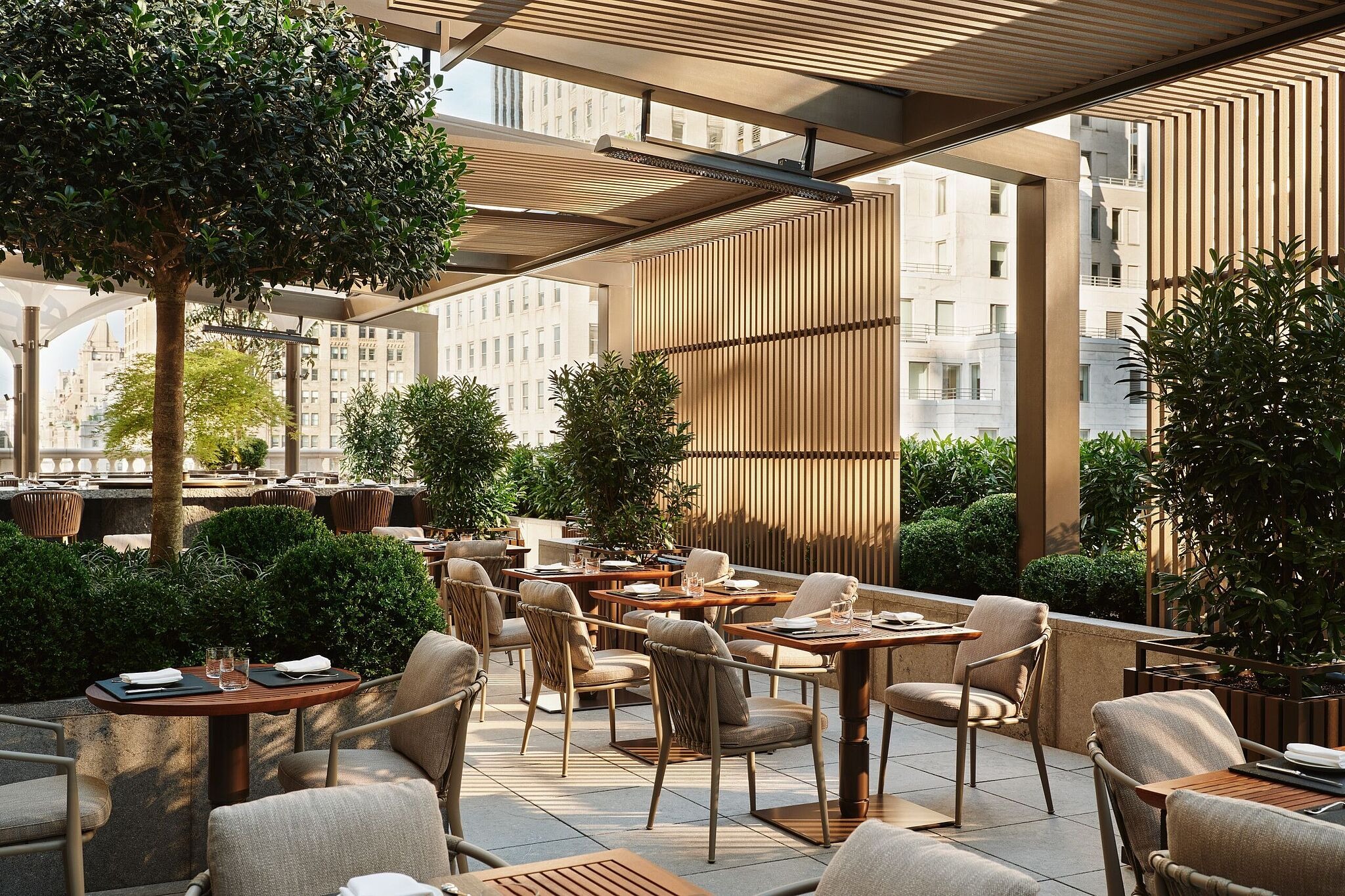 aman-new-york-usa-familienluxusreisen-thefamilyproject-garten-terrasse