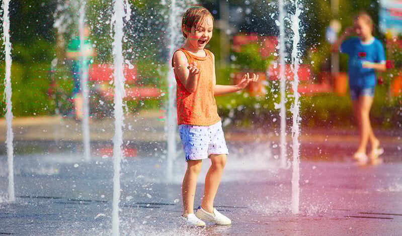 New York Brooklyn Bridge Park Mädchen steht in den Wasserspielen