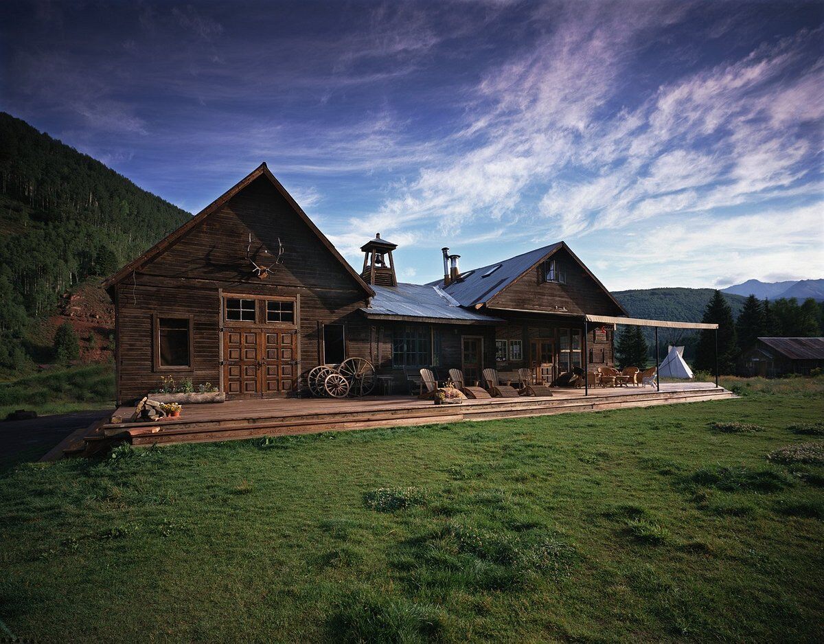 Dunton hot springs Holzgebäude mit Liegen auf der Veranda