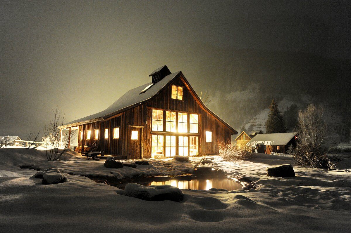Dunton hot springs beleuchtetes Gästehaus im Winter