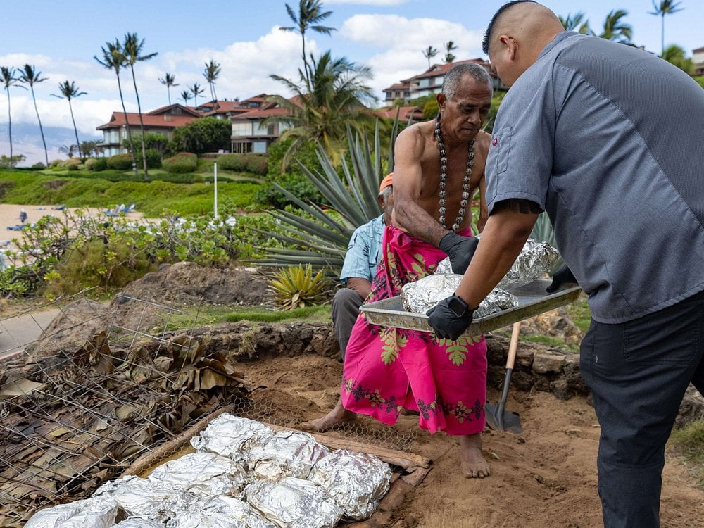 fairmont-kea-lani-maui-hawaii-hotel-familienluxusreisen-thefamilyproject-traditional-cooking