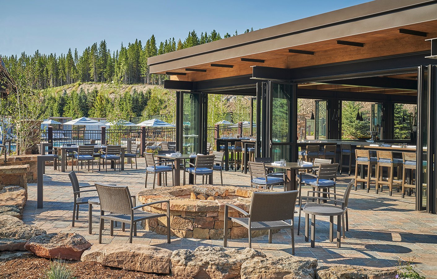 montage-big-sky-montana-hotel-familienluxusreisen-thefamilyproject-bar