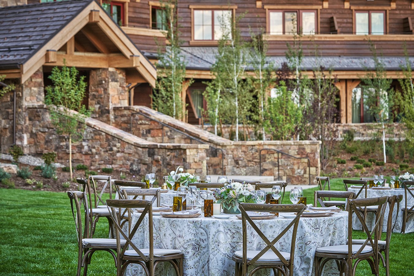 montage-big-sky-montana-hotel-familienluxusreisen-thefamilyproject-lawn