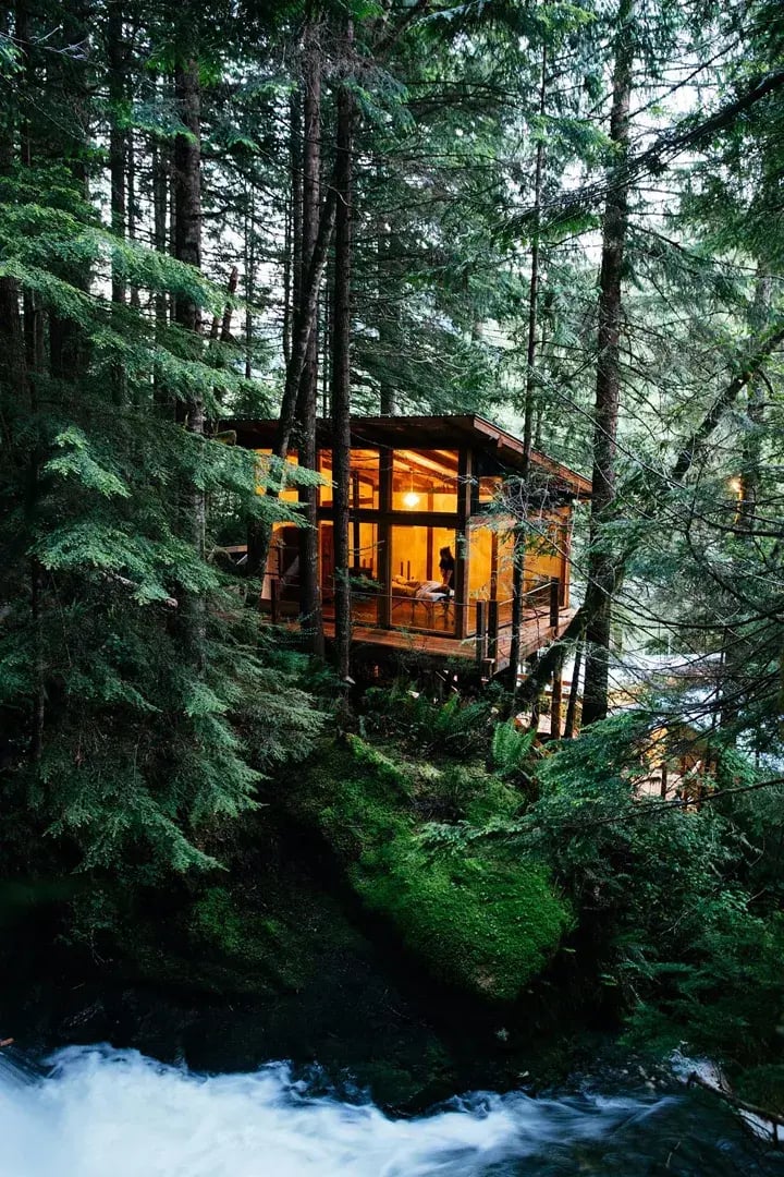 Beleuchtete Luxushütte in einem Wald in Kanada