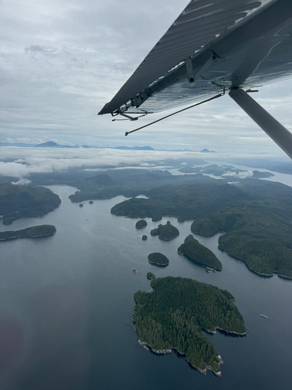 Anflug mit dem Wasserflugzeug auf Nimmo Bay, Kanada