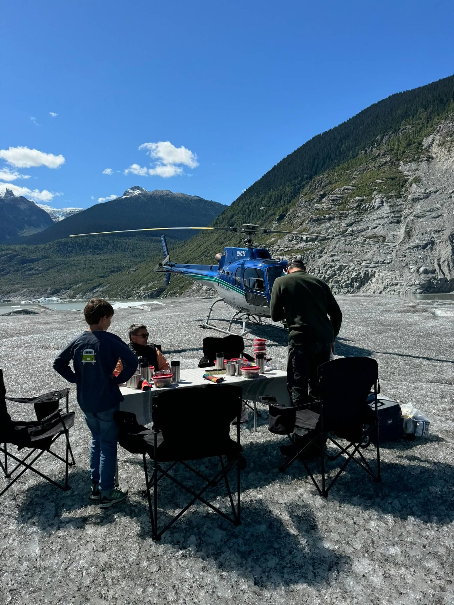 Eine Familie picknickt auf einem Gletscher.