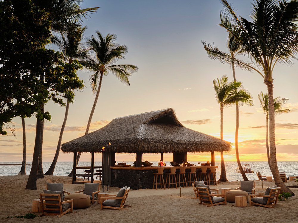 rosewood-kona-village-hotel-big-island-hawaii-familienluxusreisen-thefamilyproject-beachbar