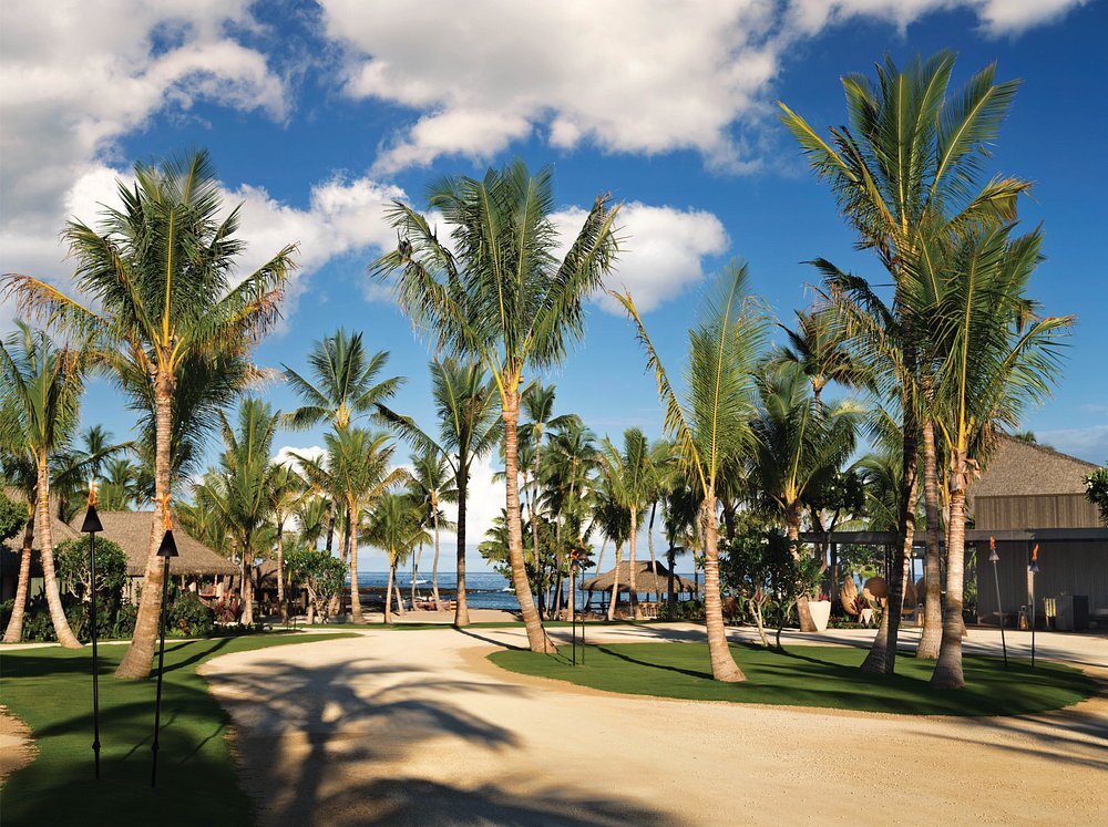 rosewood-kona-village-hotel-big-island-hawaii-familienluxusreisen-thefamilyproject-eingang