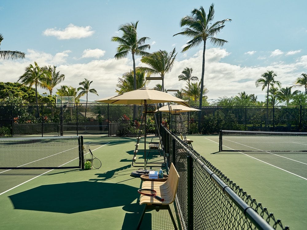 rosewood-kona-village-hotel-big-island-hawaii-familienluxusreisen-thefamilyproject-tennis