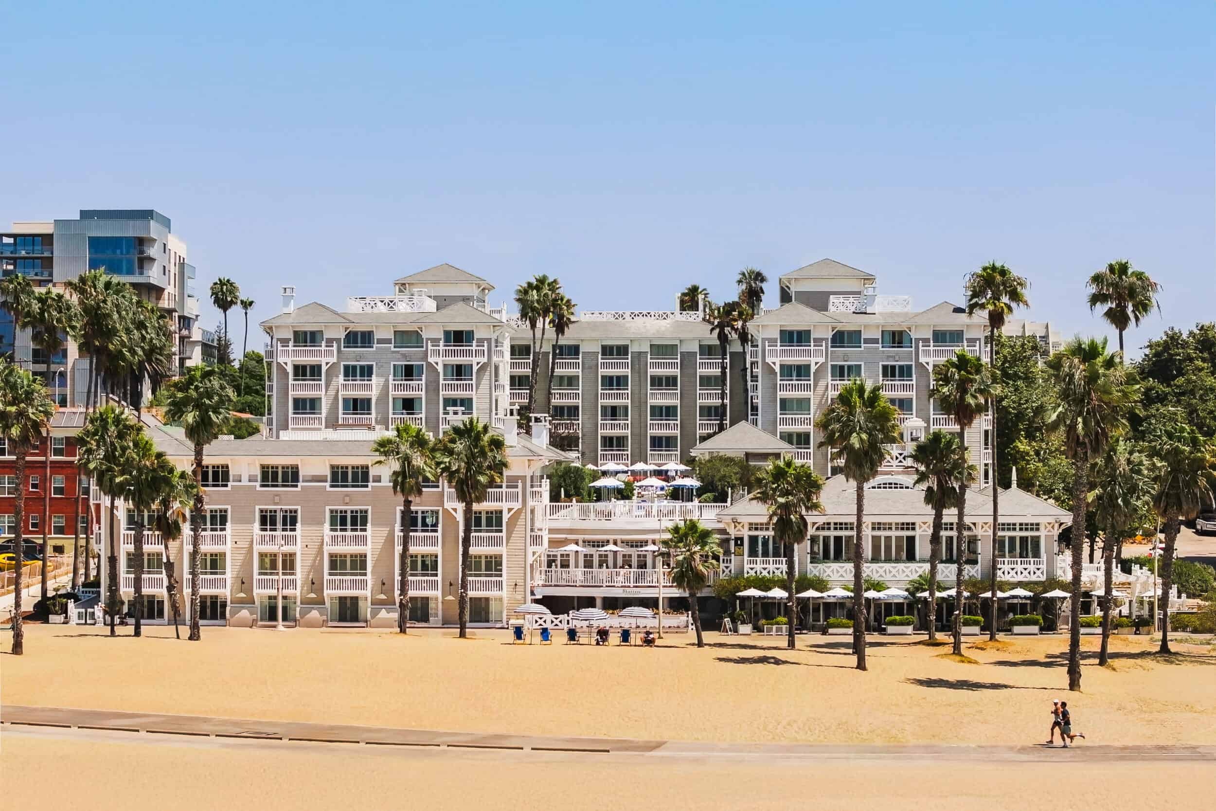 shutters-on-the-beach-usa-familienluxusreisen-thefamilyproject-aussenansicht-1
