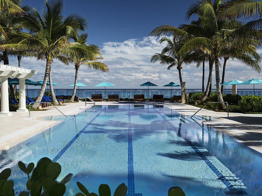 The Breakers Poolview to the beach
