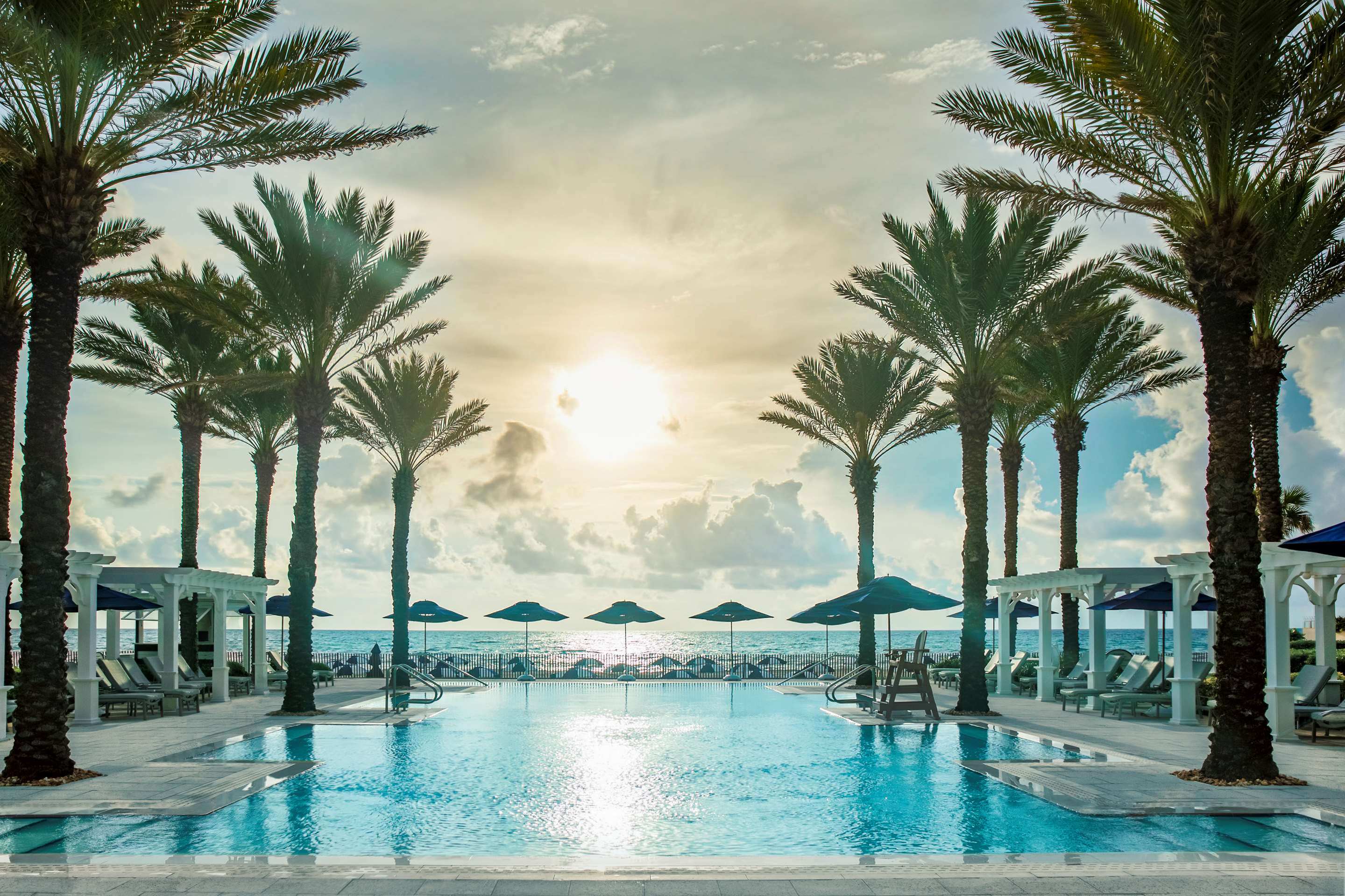 the-breakers-Pool mit Palmen