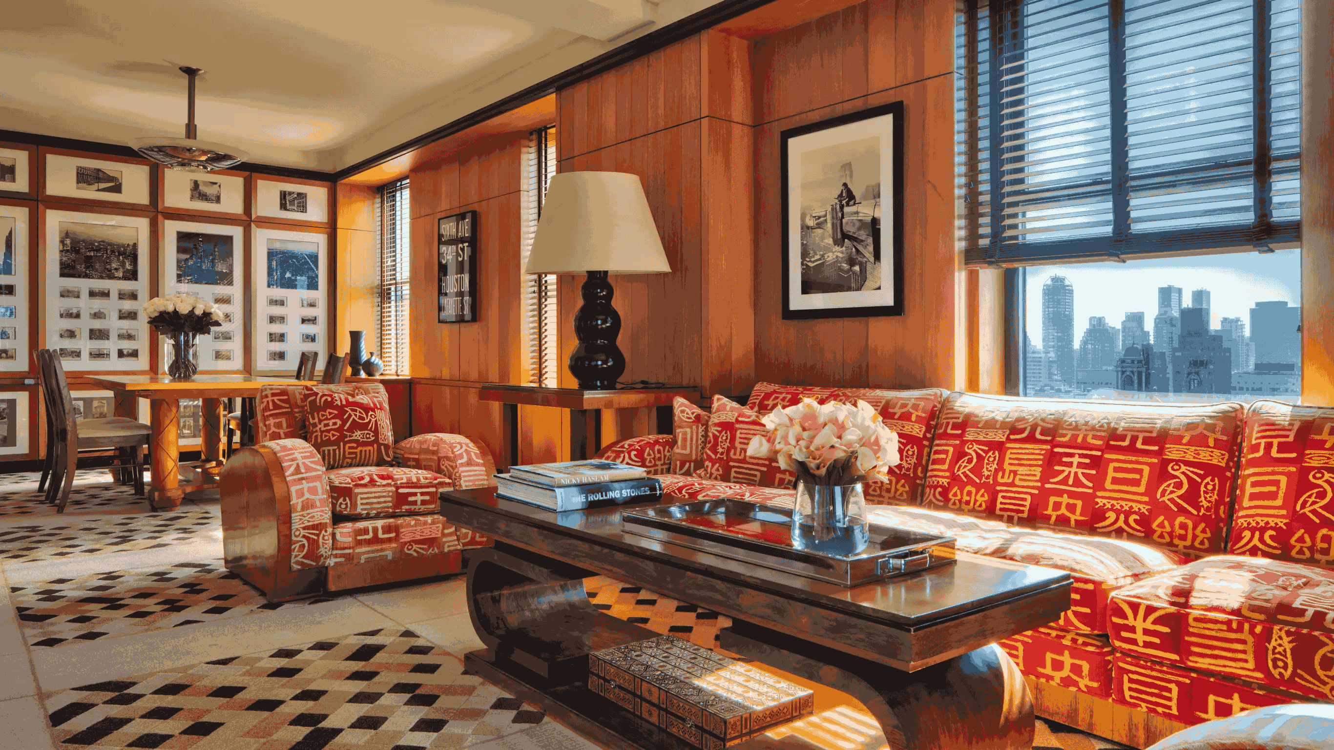 The Carlyle Livingroom mit rotgemusterter Couch