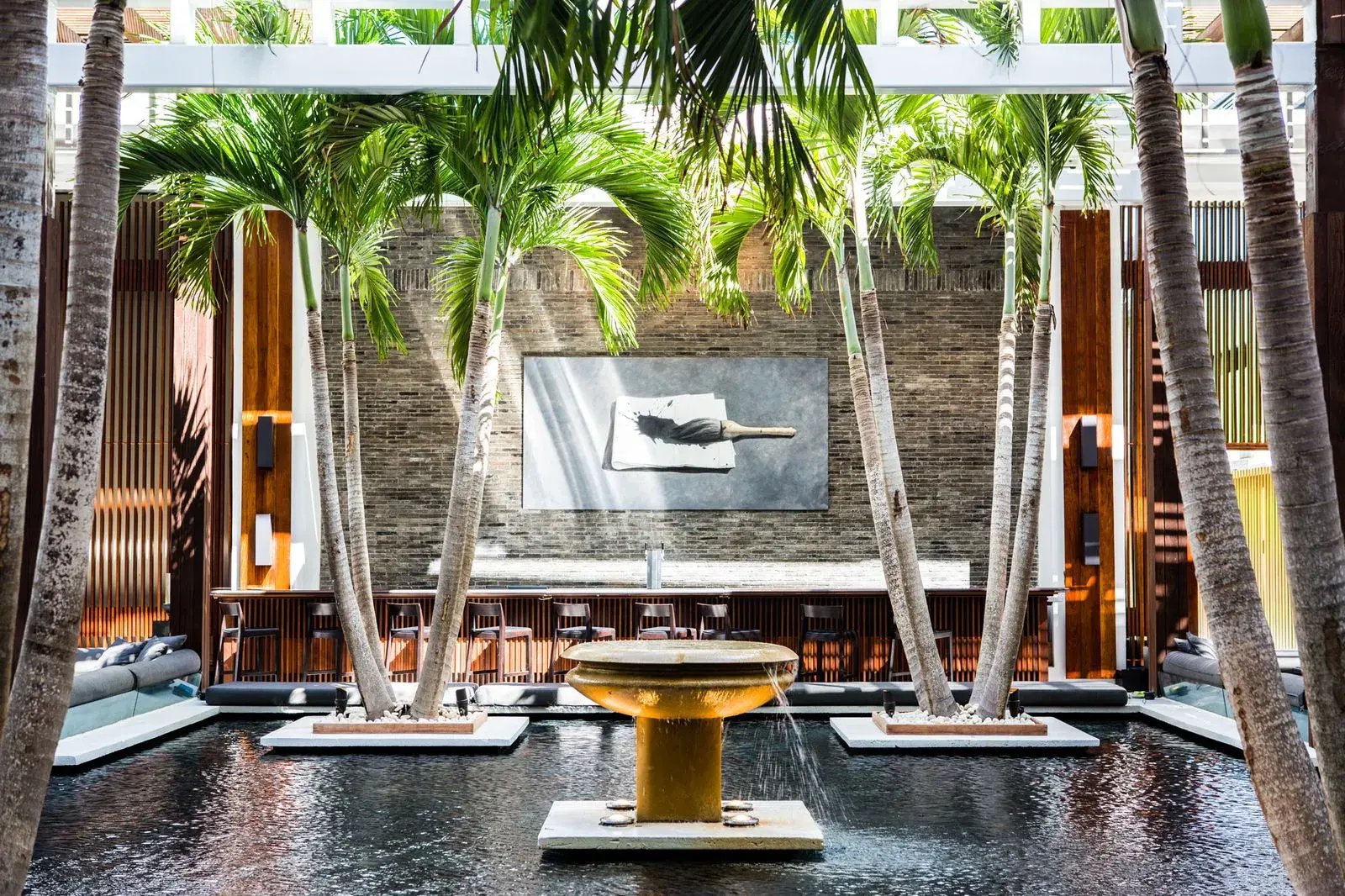 the setai miami beach bar mit brunnen
