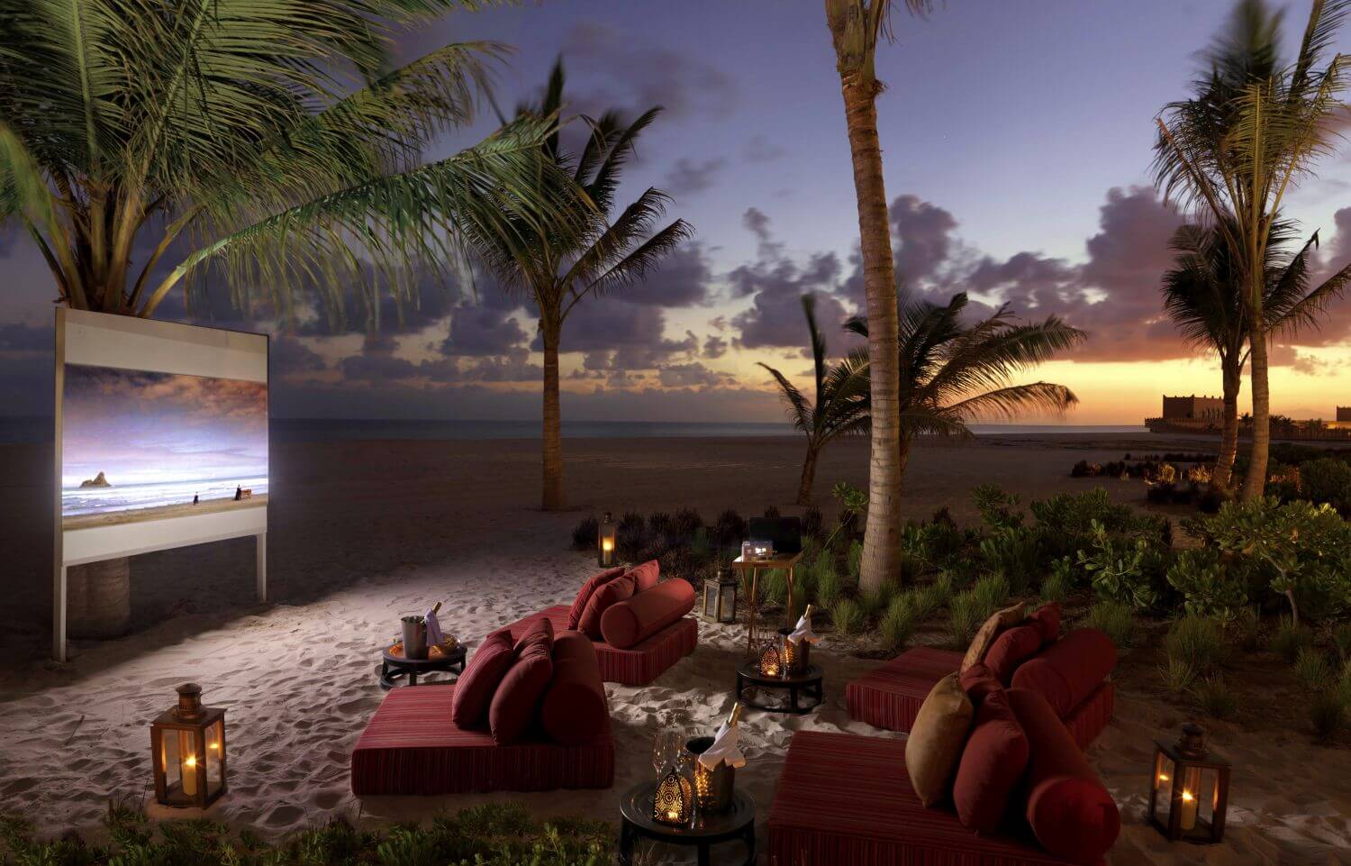 Am Strand ist ein Open-Air-Kino aufgebaut.