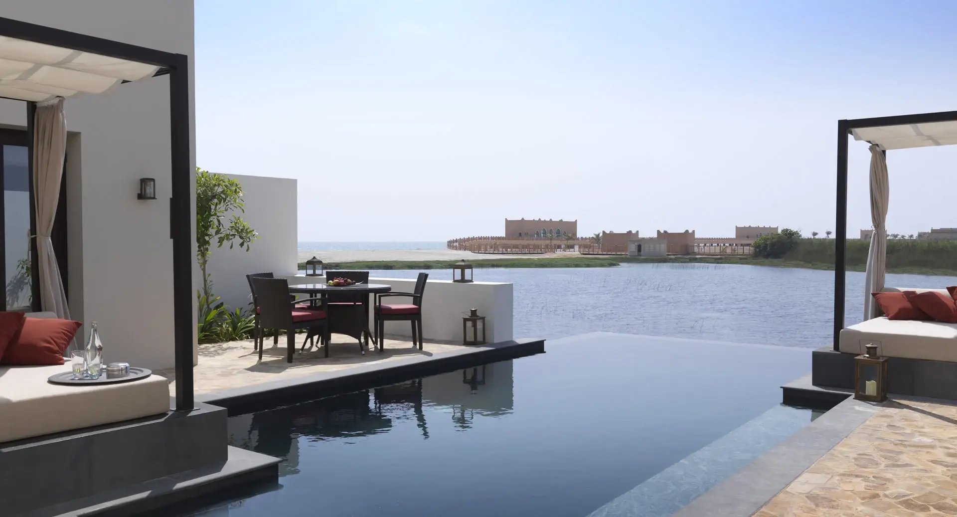 Infinity-Pool einer Luxusvilla.