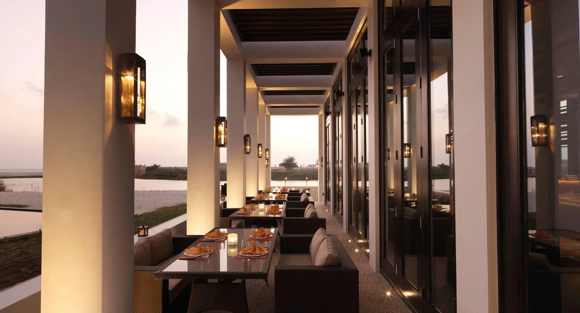 Edle Lounge mit Blick aufs Meer.