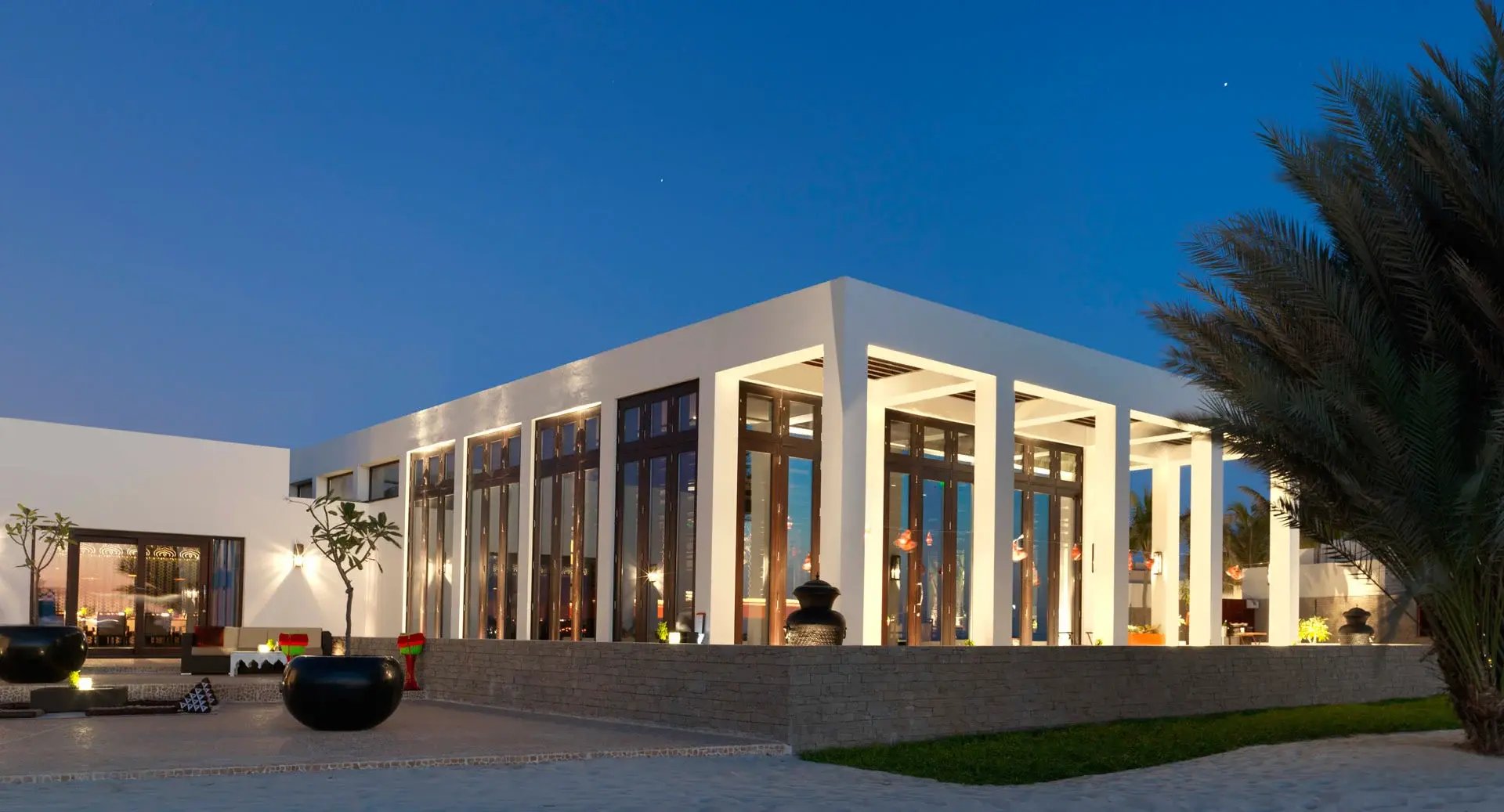 Beleuchtetes Gebäude eines Luxusresorts.